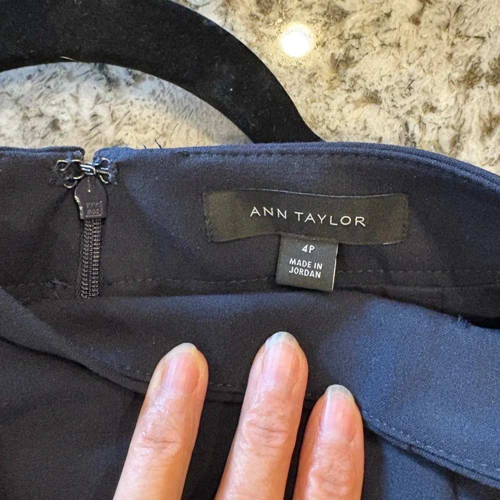 NWOT Ann Taylor Pencil skirt 4P Navy perfect condition - Picture 4 of 7